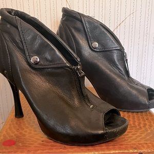 B.Makowsky peep toe booty